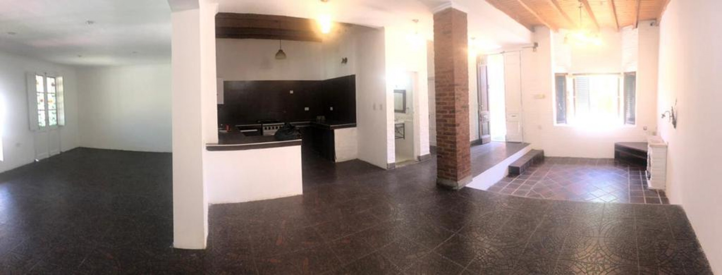 CASA EN BARRIO GUADALUPE!! 220M2 EN IMPORTANTE TERRENO!