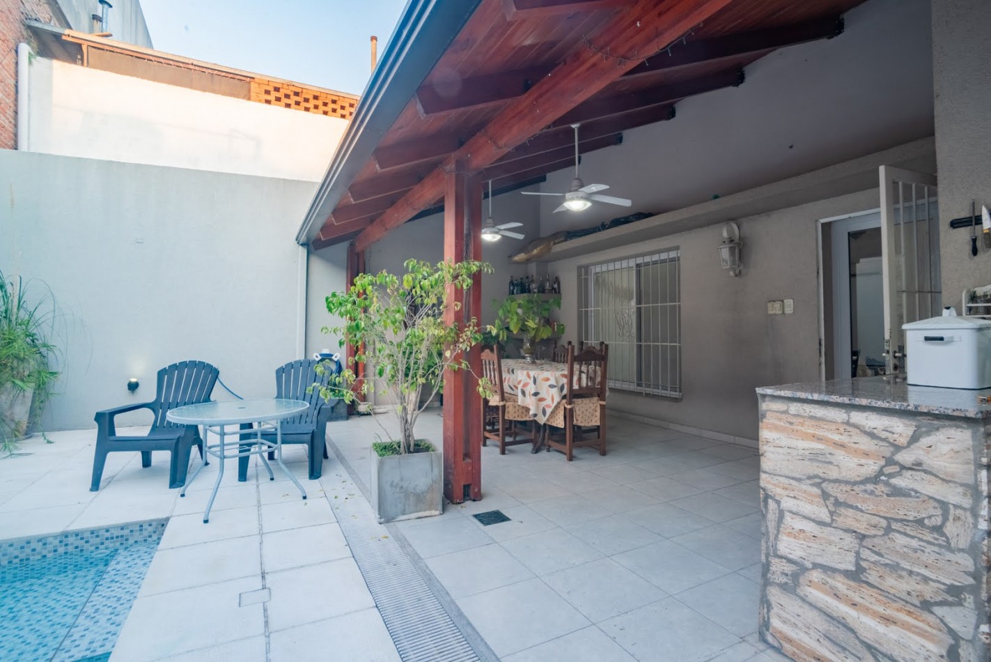 CASA DE CATEGORIA EN BARRIO SUR
