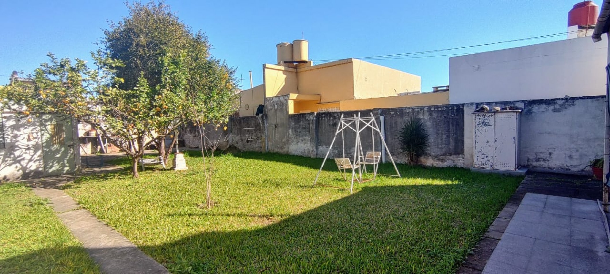 CASA CON GRAN PATIO VERDE EN PLENO SARGENTO CABRAL