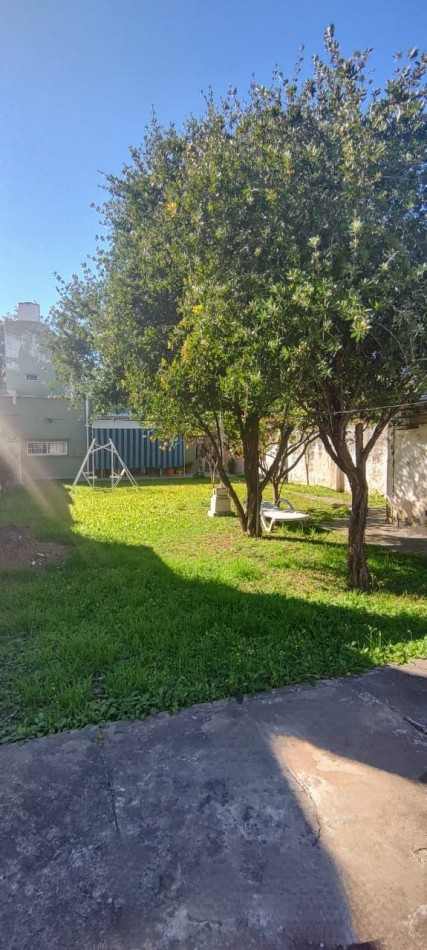 CASA CON GRAN PATIO VERDE EN PLENO SARGENTO CABRAL