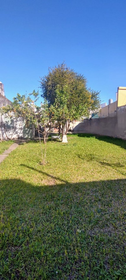 CASA CON GRAN PATIO VERDE EN PLENO SARGENTO CABRAL