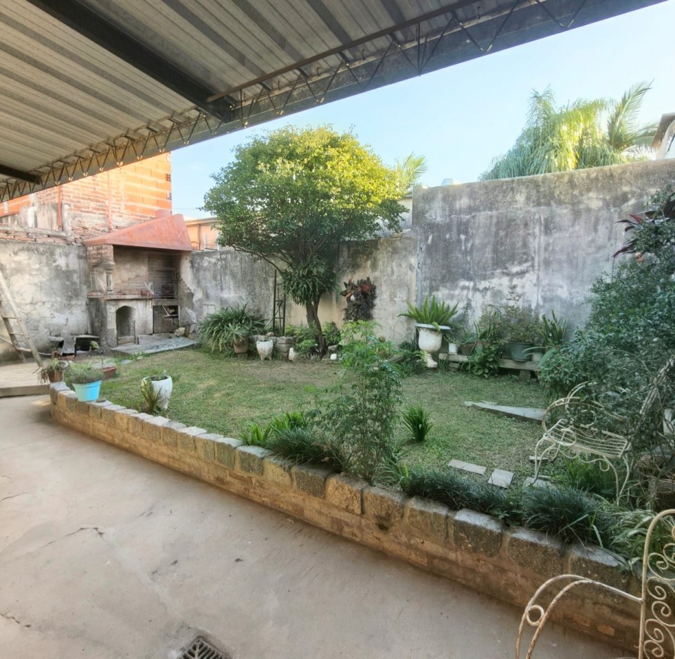 Casa interna con cochera y patio verde