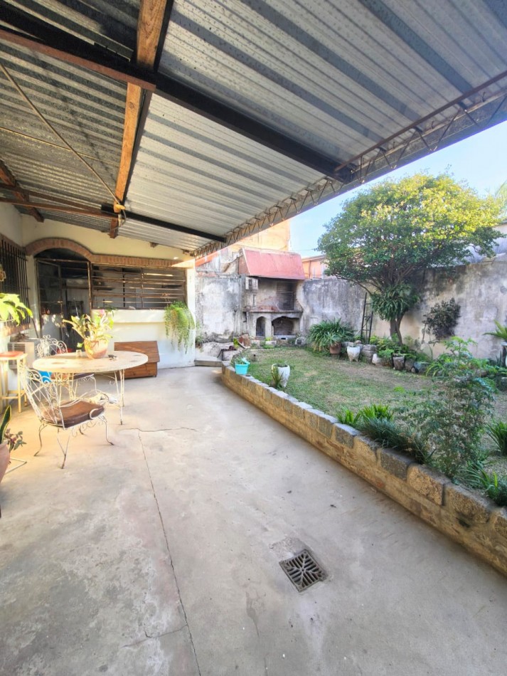 Casa interna con cochera y patio verde