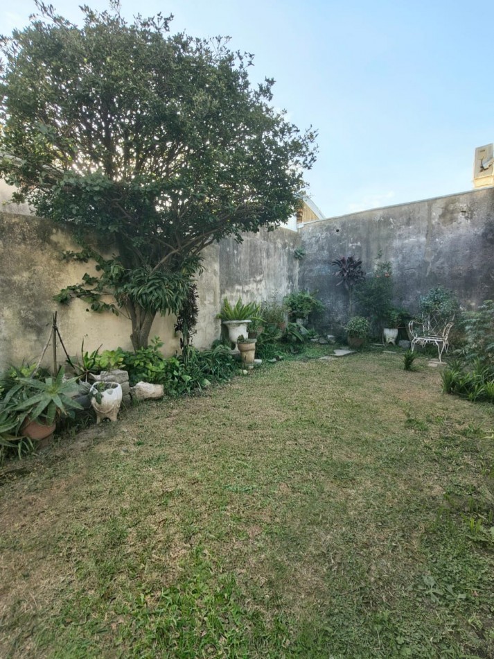 Casa interna con cochera y patio verde