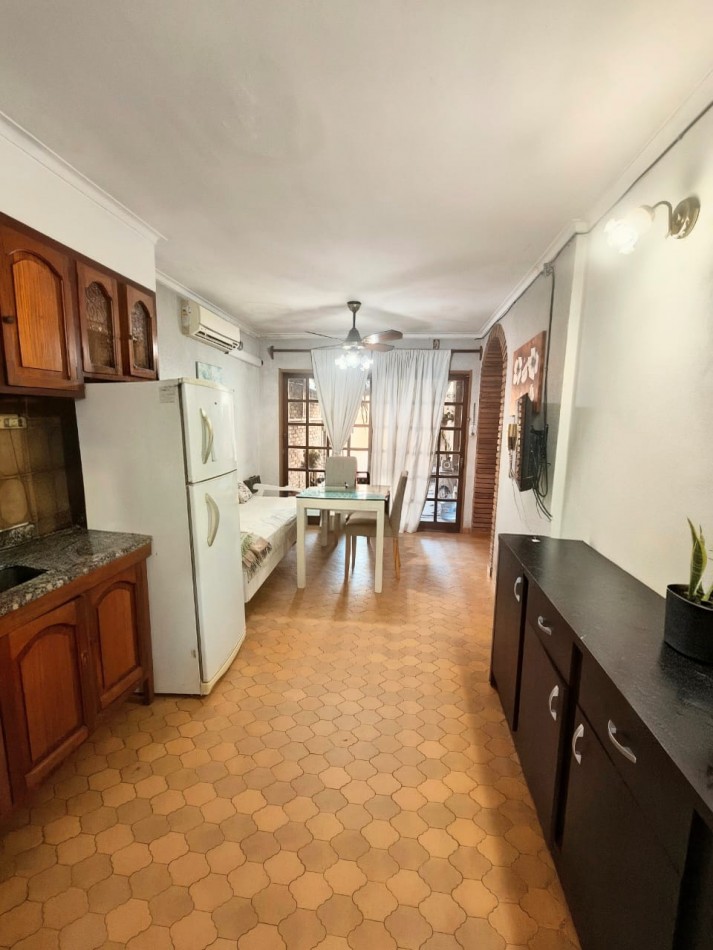 Casa interna con cochera y patio verde