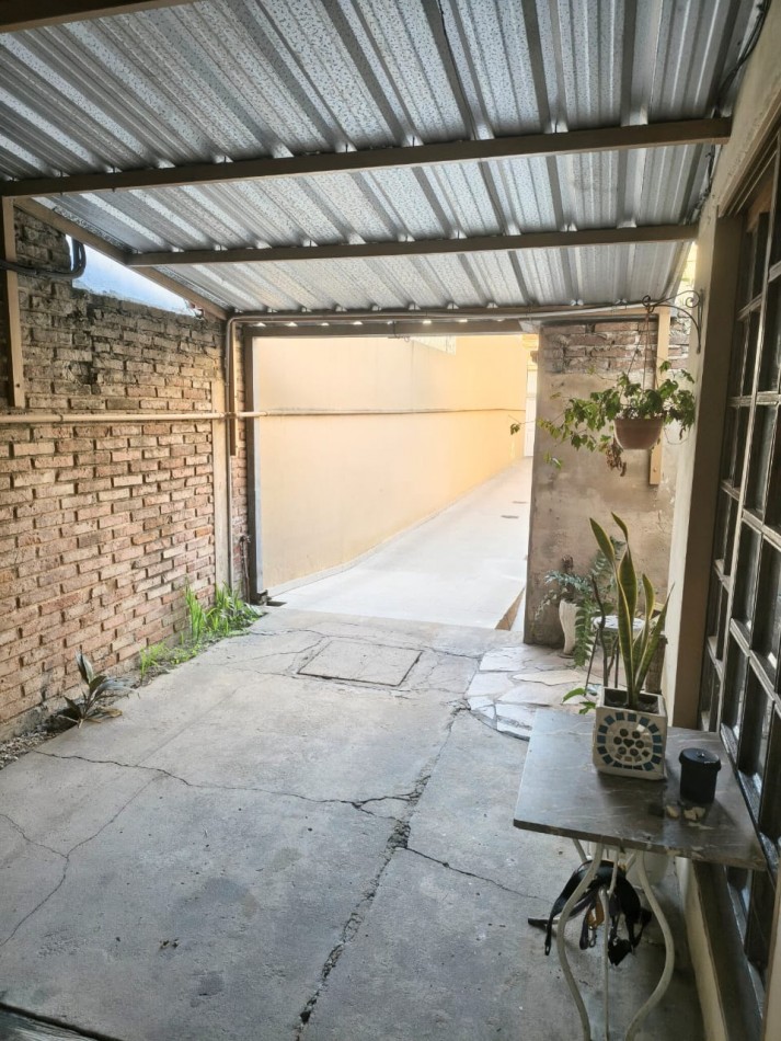 Casa interna con cochera y patio verde