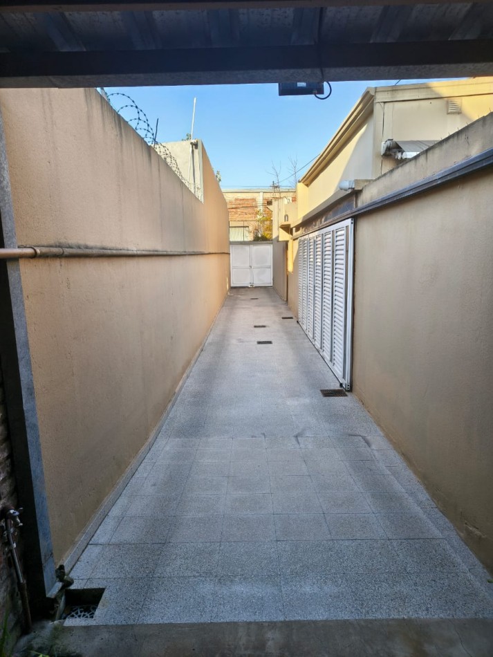 Casa interna con cochera y patio verde