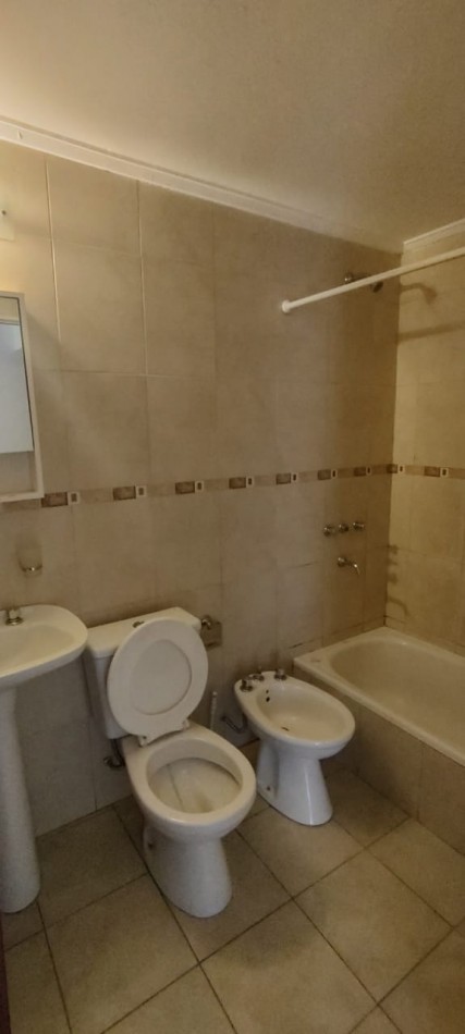 Interno a metros de Bv