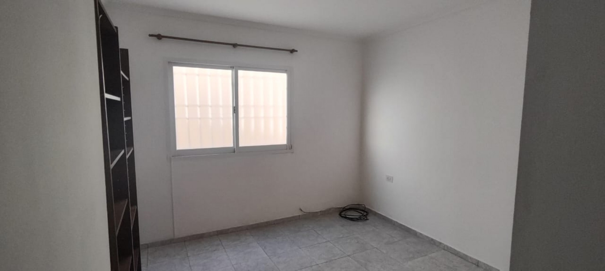 Interno a metros de Bv